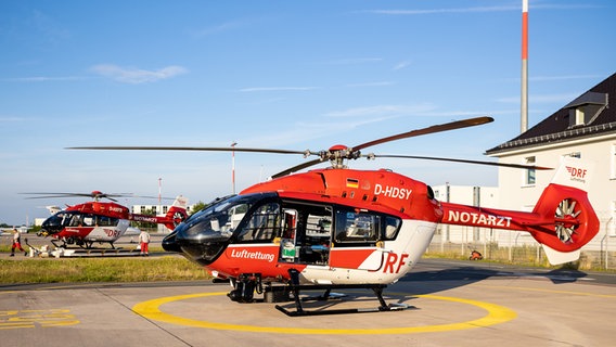 Ein neuer Rettungshubschrauber der "DRF Luftrettung" vom Typ "H145" steht am Flughafen Hannover-Langenhagen vor dem Vorgängermodell. © dpa-Bildfunk Foto: Moritz Frankenberg