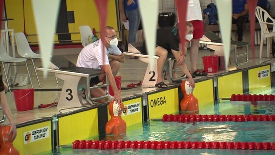 Dummys werden bei den Meisterschaften der Rettungsschwimmer im Schimmbecken gehalten. © NDR 
