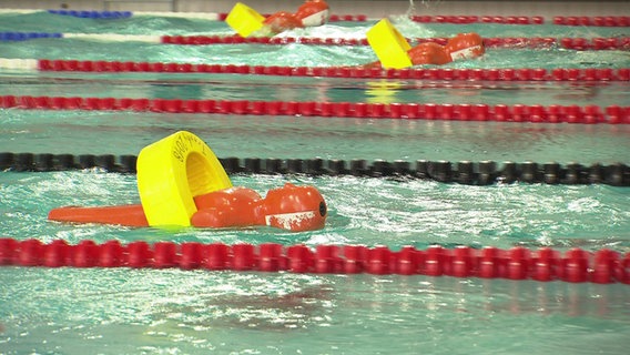 Dummys bei der Deutschen Meisterschaften der Rettungsschwimmer im Wasser. © NDR 