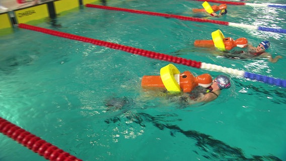 Schwimmerinnen mit Dummys bei der Deutschen Meisterschaften der Rettungsschwimmer. © NDR 
