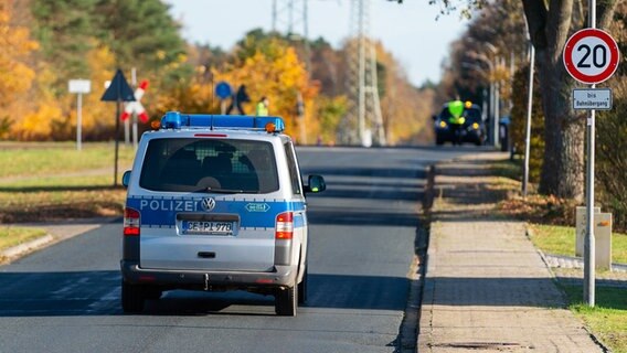 Ein Fahrzeug der Polizei fährt zum Rheinmetall-Gelände in Unterlüß. © dpa-Bildfunk Foto: Philipp Schulze