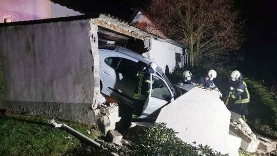 Ein Pkw hat eine Wand einer Garage durchbrochen. © Polizeiinspektion Nienburg / Schaumburg 
