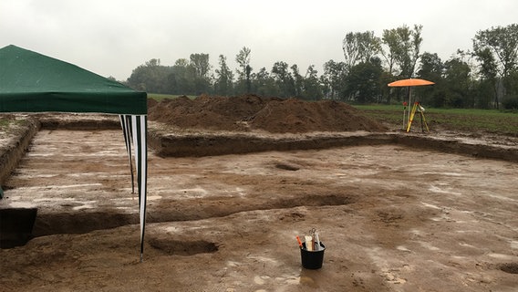 Die Ausgrabungsstätte in Wilkenburg. © NDR 