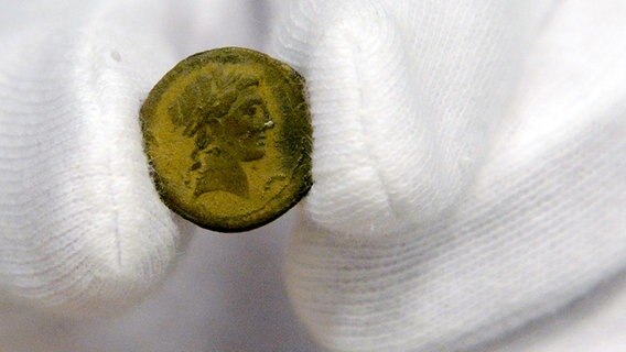 Eine römische Münze aus dem Jahr um 82. vor Christi Geburt, die Teil der Fundstücke aus einem entdeckten Römerlager in Wilkenburg. © dpa-bildfunk Foto: Peter Steffen