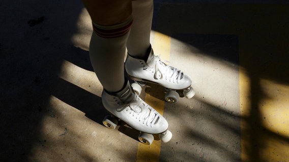 Eine Frau mit Rollschuhen © picture alliance/Westend61 Foto: Sus Pons