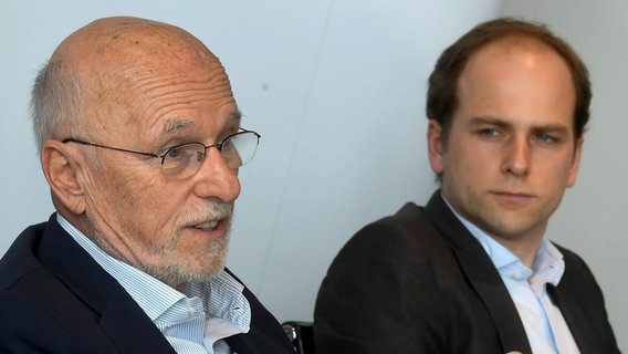 Dirk (l-r) und Raoul Rossmann sprechen bei einer Pressekonferenz. © picture-alliance Foto: Holger Hollemann