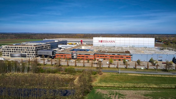 Die Firmenzentrale der Dirk Rossmann GmbH in Burgwedel. © picture alliance / Geisler-Fotopress Foto: Ulrich Stamm