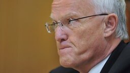 Jürgen Rüttgers (CDU) kneift die Lippen aufeinander. Jürgen Rüttgers (CDU) kneift die Lippen aufeinander. © dpa-Bildfunk Foto: Jochen Lübke