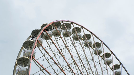 Ein Riesenrad auf dem Schützenfest in Hannover. © NDR Foto: Julius Matuschik