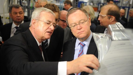 Stephan Weil und der VW-Vorstandsvorsitzende Martin Winterkorn schauen sich ein Autoteil an, dass an dem russischen VW-Standort in Kaluga gebaut wurde. © Volkswagen Foto: Marco Hadem