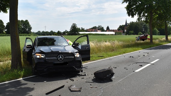 Zwei Autos nach einem Verkehrsunfall auf einer Landstraße zwischen den Sahrstedter Ortsteilen Heisede und Ruthe © Polizeiinspektion Hildesheim 