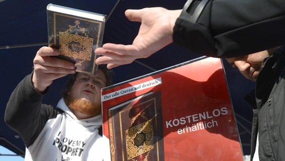 Islamisten verteilen in Hannover kostenlose Koran-Exemplare an Passanten. © dpa Foto: Julian Stratenschulte