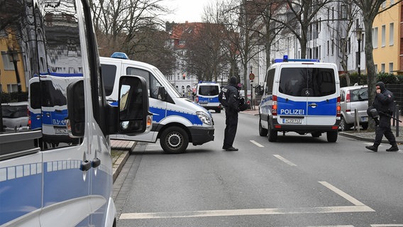 Polizeibeamte und Polizeifahrzeuge sperren eine Straße vor der Moschee des Deutschsprachigen Islamkreises Hildesheim. © dpa-Bildfunk Foto: Holger Hollemann