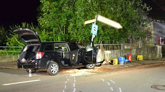 Ein Auto steht nach einem Unfall vor einer Brückenmauer. Ein Auto steht nach einem Unfall vor einer Brückenmauer. © Polizeiinspektion Hameln-Pyrmont/Holzminden