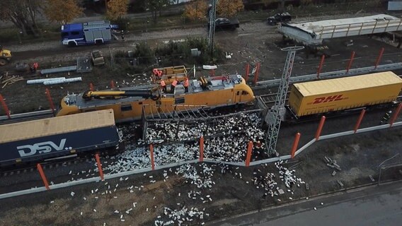 Ein ausgebrannter Güterwagon steht am Bahnhof in Sarstedt. © Hannover Reporter 