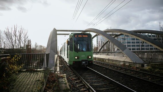 Eine Straßenbahn, des ältesten Typen der noch im Betrieb ist, fährt auf der Linie 2 Richtung Alte Heide über eine Brücke. © NDR Foto: Julius Matuschik