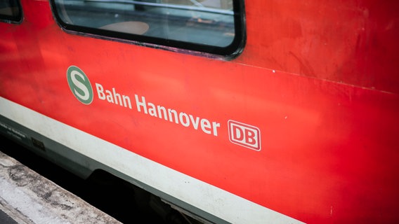 Eine S-Bahn steht an einem Bahnsteig. © NDR Foto: Julius Matuschik