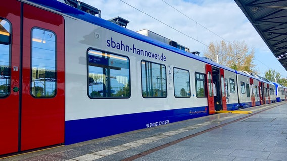 An S-Bahn is in a train station in Hanover.  © NDR Photo: Isabel Schneider
