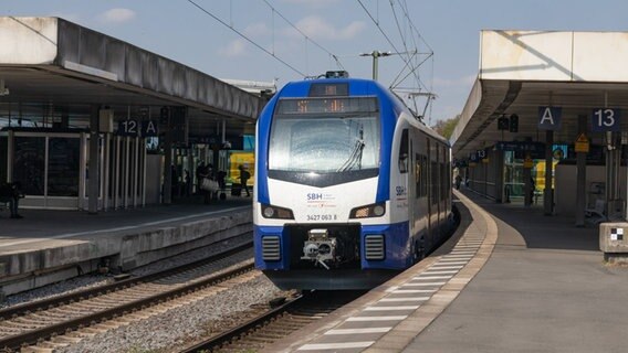 Eine S-Bahn von transdev (S7 nach Celle) steht im Hauptbahnhof Hannover. © imago Foto: Rüdiger Wölk