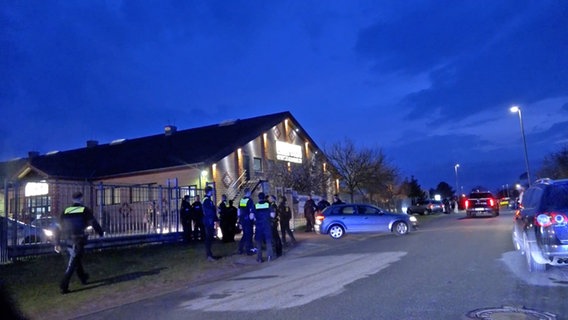 Einsatzkräfte der Polizei stehen vor einer Veranstaltungshalle in Nienburg. © HannoverReporter 