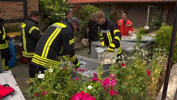 Rettungskräfte verpacken Plastikboxen mit lebenden Schlangen. © HannoverReporter 