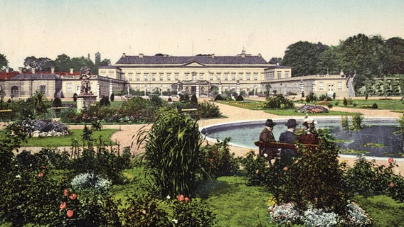 Kolorierte Postkarte des im Zweiten Weltkrieg zerstörten Schlosses Herrenhausen in Hannover © Historisches Museum Hannover 