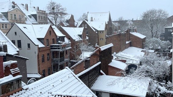 Auf Hausdächern liegt Schnee. © NDR Foto: Philipp Schaper