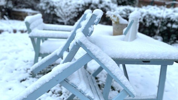 Schnee liegt auf Gartenmöbeln. © NDR Foto: Philipp Schaper
