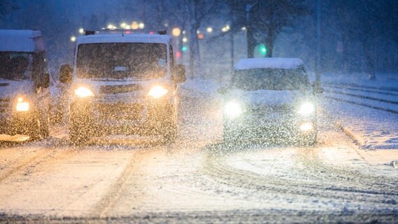 Autos stehen an einer Kreuzung im Schnee. © dpa-Bildfunk Foto: Julian Stratenschulte