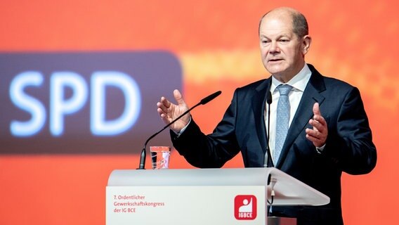 Bundesfinanzminister und Kanzlerkandidat Olaf Scholz (SPD) spricht beim 7. Ordentlichen Gewerkschaftskongress der Industriegewerkschaft Bergbau, Chemie, Energie (IG BCE). © dpa Foto: Hauke-Christian Dittrich