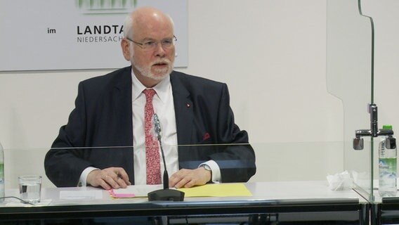 Heiger Scholz, Leiter Corona Krisenstab Niedersachsen, spricht bei einer Pressekonferenz im Landtag. © NDR 
