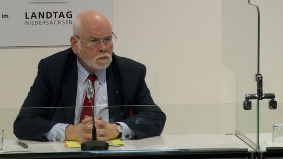Heiger Scholz, Leiter Corona Krisenstab Niedersachsen, spricht bei der Landespressekonferenz. © NDR 