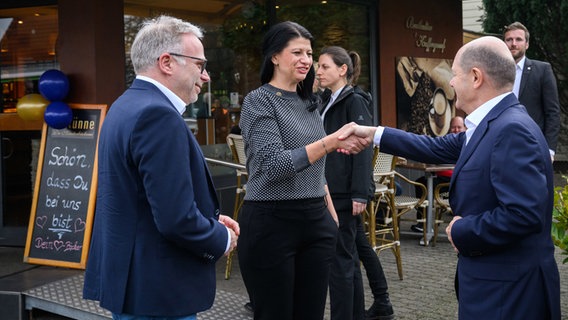 Bundeskanzler Olaf Scholz (SPD) begrüßt die Geschäftsführerin der Herzensbäckerei Künne Caterina Künne. © dpa Foto: Julian Stratenschulte