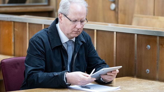 Stefan Schostok sitzt in einem Gerichtssaal. © picture alliance/dpa/Peter Steffen Foto: Peter Steffen