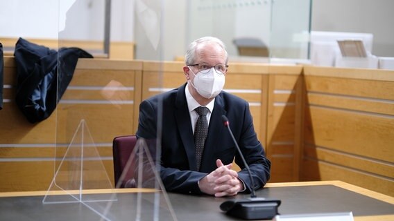 Hannovers früherer Oberbürgermeister Stefan Schostok sitzt als Angeklagter im Revisionsprozess zur Rathausaffäre. © dpa Foto: Abdulrahman Zubeir Haji