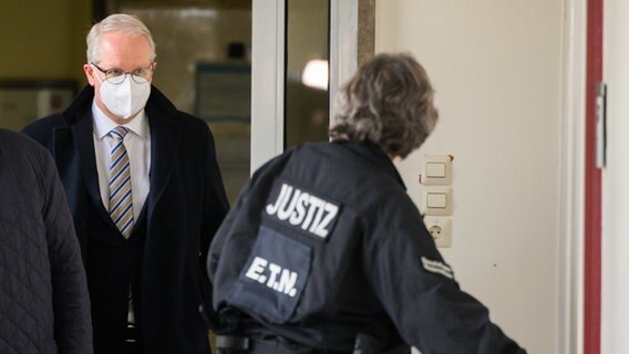 Stefan Schostok, früherer Oberbürgermeister von Hannover, geht durch das Landgericht Hannover. © dpa Foto: Julian Stratenschulte