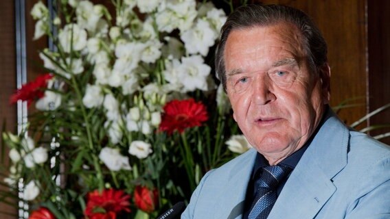 Niedersachsen, Hannover: Altbundeskanzler Gerhard Schröder (SPD) spricht bei einem Empfang der Stadt Hannover zu seinem 75. Geburtstag im Neuen Rathaus. © dpa-Bildfunk Foto: Julian Stratenschulte