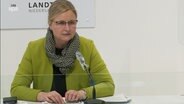 Claudia Schröder vom Corona-Krisenstab Niedersachsens spricht während Landespressekonferenz. © ndr 
