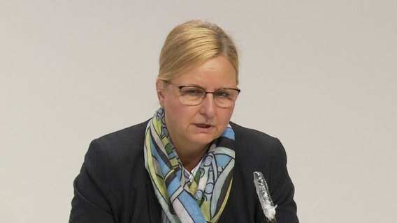 Claudia Schröder from the Lower Saxony Corona crisis team speaks during a press conference.  © NDR 