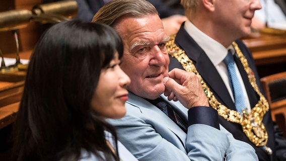 Gerhard Schröder sitzt neben seiner Frau im Neuen Rathaus Hannover. © picture alliance/Geisler-Fotopress | Ulrich Stamm Foto: Ulrich Stamm