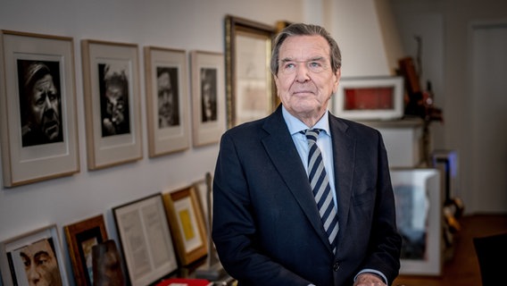 Gerhard Schröder steht am 14.3.2024 in seiner Kanzlei in Hannover vor vielen Gemälden, die an der Wand hängen. © dpa/Picture Alliance 