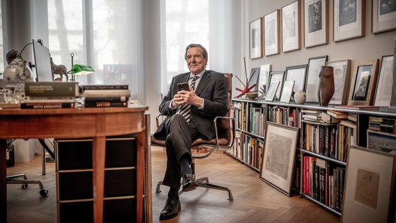 Gerhard Schröder sitzt am 14.3.2024 in seiner Kanzlei in Hannover. © dpa/Picture Alliance 
