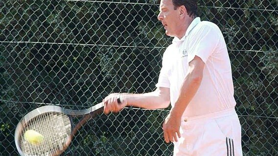 Gerhard Schröder spielt 2004 Tennis in seinem Italien-Urlaub. © dpa/picture-alliance 