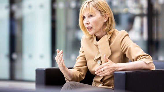 Doris Schröder-Köpf sitzt auf einem Sessel und gestikuliert. © dpa-Bildfunk Foto: Moritz Frankenberg