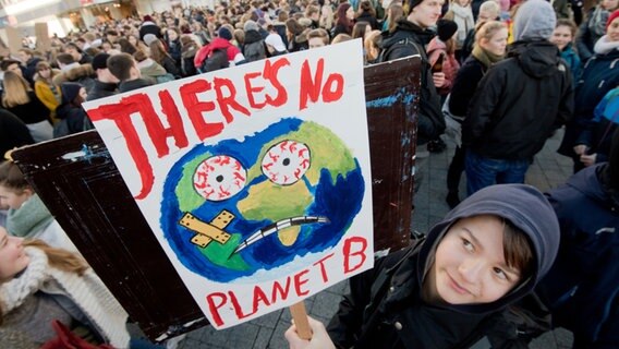 Schüler demonstrieren in Hannover für den Klimaschutz. © dpa-Bildfunk Foto: Julian Stratenschulte