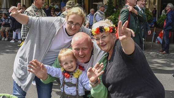 Familie mit kleinem Jungen in Lederhosen als Zuschauer beim Schützenausmarsch in Hannover 2016 © NDR Foto: Julius Matuschik