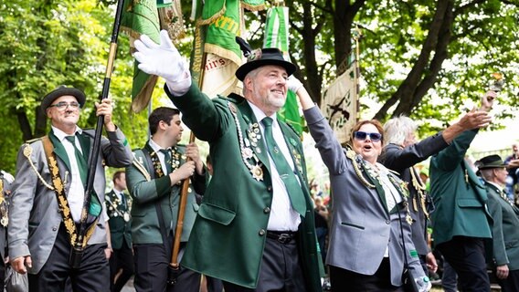 Teilnehmer vom Schützenausmarsch laufen durch die Innenstadt von Hannover. © dpa-Bildfunk Foto: Michael Matthey