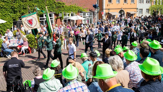 Teilnehmer vom Schützenausmarsch laufen über den Ballhofplatz in der Innenstadt von Hannover. © dpa-Bildfunk Foto: Michael Matthey