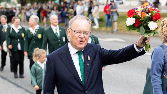 Stephan Weil (SPD), Ministerpräsident Niedersachsen, läuft beim Schützenausmarsch durch die Innenstadt von Hannover. © dpa-Bildfunk Foto: Michael Matthey