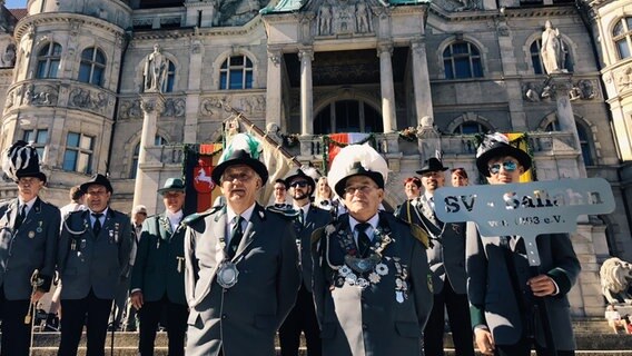 Schützen vor dem Rathaus in Hannover. © NDR Foto: Julius Matuschik